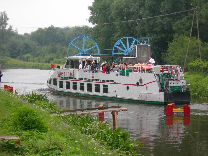 Statek wycieczkowy u wejcia na pochylni w Buczycu. Sierpie 2007. Fot.: Braciszek
