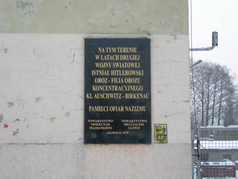 Tablica pamitkowa filii obozu koncentracyjnego. Listopad 2007. Fot.: Braciszek